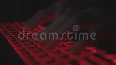 程序员夜间在笔记本电脑上输入代码